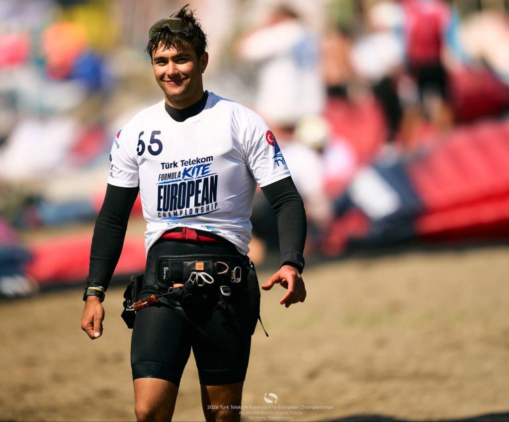 GASPARD-PETIT-AUX-CHAMPIONNATS-DEUROPE-FORMULA-KITE-À-AKYAKA-EN-TURQUIE-2026